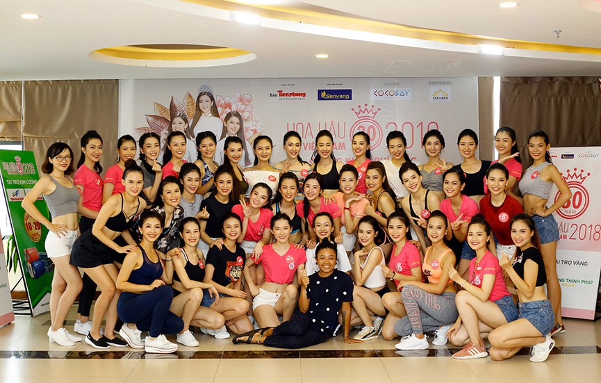 Thí sinh Hoa hậu Việt Nam đổ mồ hôi khổ luyện catwalk - ảnh 11