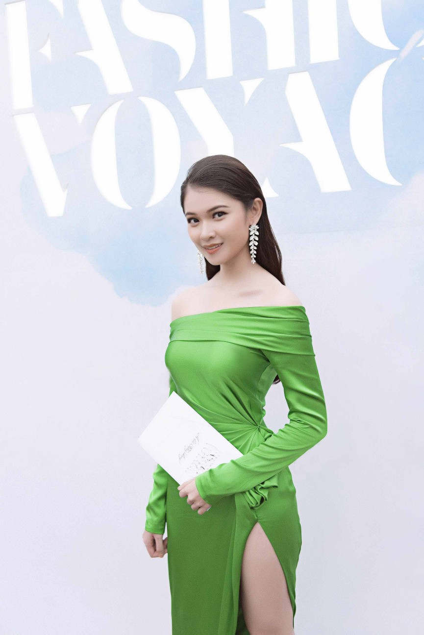 Á hậu Thuỳ Dung, H'Hen Niê đọ dáng gợi cảm với váy xẻ táo bạo - ảnh 2