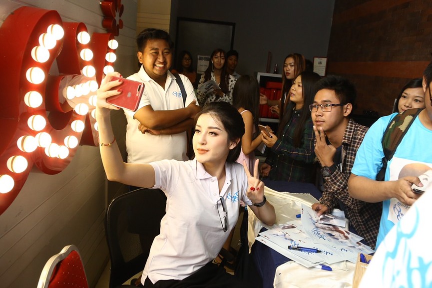 Á hậu Huyền My bị hàng trăm fan 'bao vây' khi quảng bá phim ở Myanmar - ảnh 5
