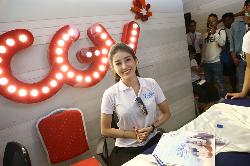 Á hậu Huyền My bị hàng trăm fan 'bao vây' khi quảng bá phim ở Myanmar - ảnh 1