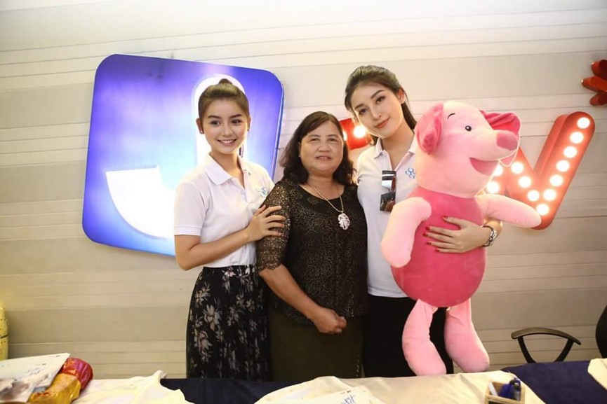 Á hậu Huyền My bị hàng trăm fan 'bao vây' khi quảng bá phim ở Myanmar - ảnh 3