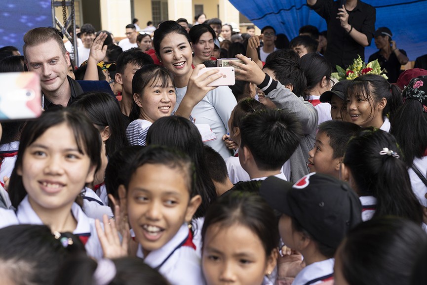 Thuỷ Tiên mặc áo dài trắng trẻ trung, hát 'Xinh tươi Việt Nam' - ảnh 8