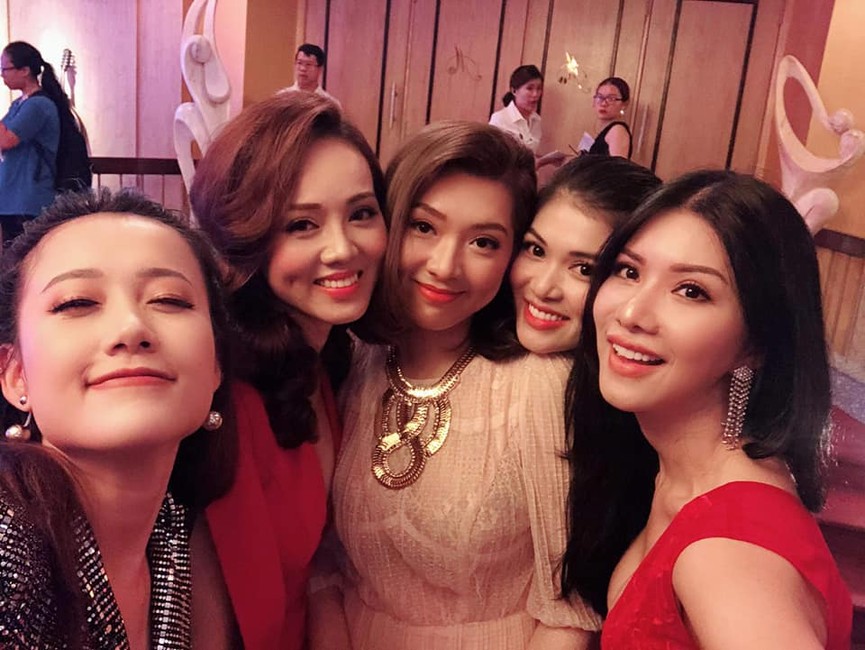 Bạn gái Công Lý diện đầm xẻ sâu, tái ngộ hội bạn thân từng thi hoa hậu - ảnh 6