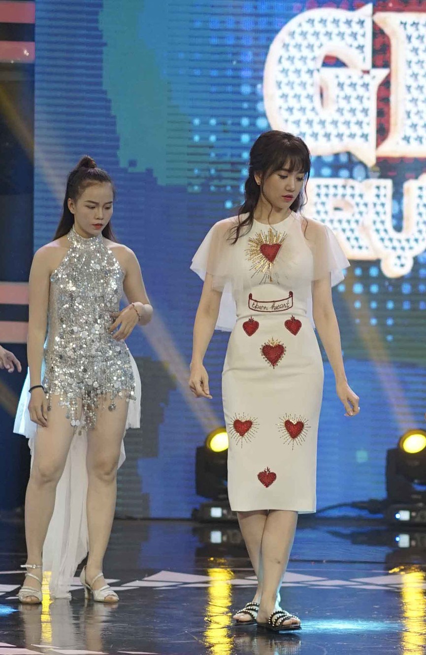 Diện đồ lộng lẫy nhưng Hari Won mang dép lê nhảy hit của T-ara - ảnh 5