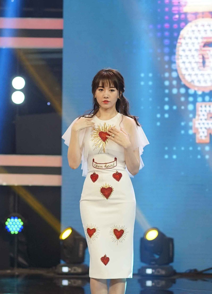 Diện đồ lộng lẫy nhưng Hari Won mang dép lê nhảy hit của T-ara - ảnh 7