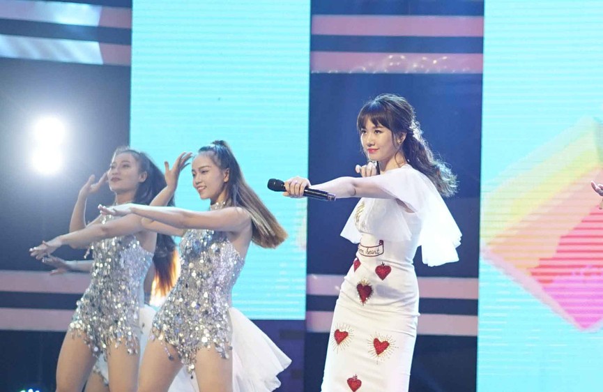 Diện đồ lộng lẫy nhưng Hari Won mang dép lê nhảy hit của T-ara - ảnh 8