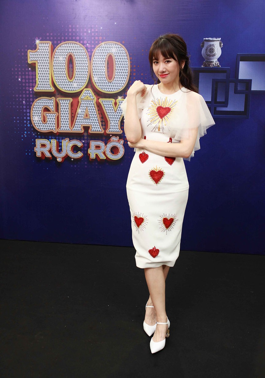 Diện đồ lộng lẫy nhưng Hari Won mang dép lê nhảy hit của T-ara - ảnh 1