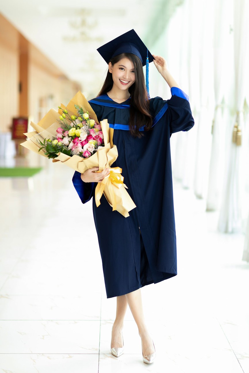 Á hậu Thuỳ Dung rạng rỡ bên bố mẹ trong ngày nhận bằng tốt nghiệp - ảnh 1