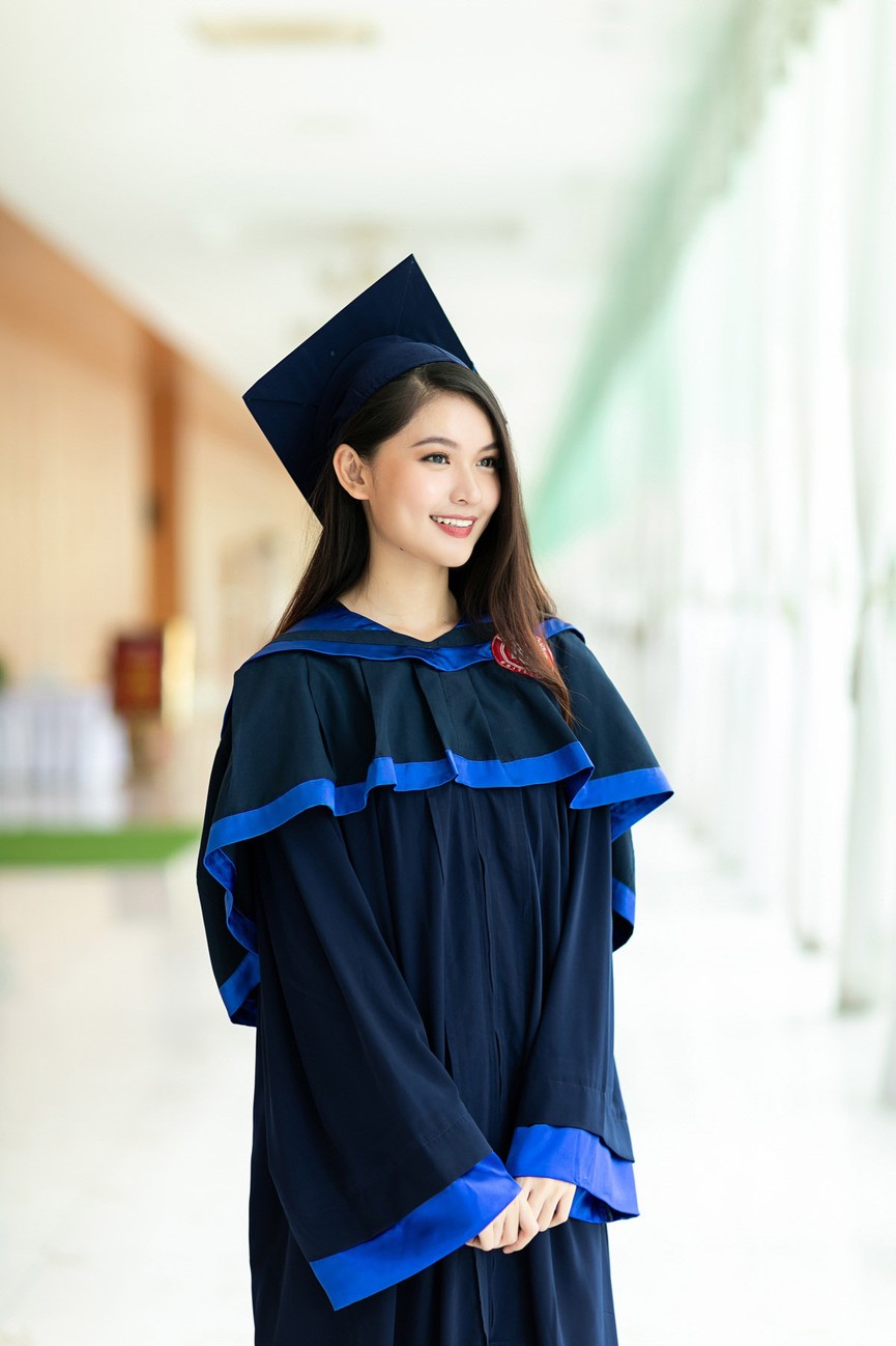 Á hậu Thuỳ Dung rạng rỡ bên bố mẹ trong ngày nhận bằng tốt nghiệp - ảnh 2