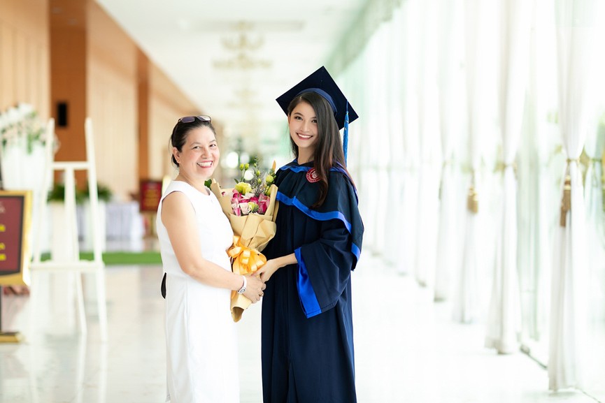 Á hậu Thuỳ Dung rạng rỡ bên bố mẹ trong ngày nhận bằng tốt nghiệp - ảnh 3