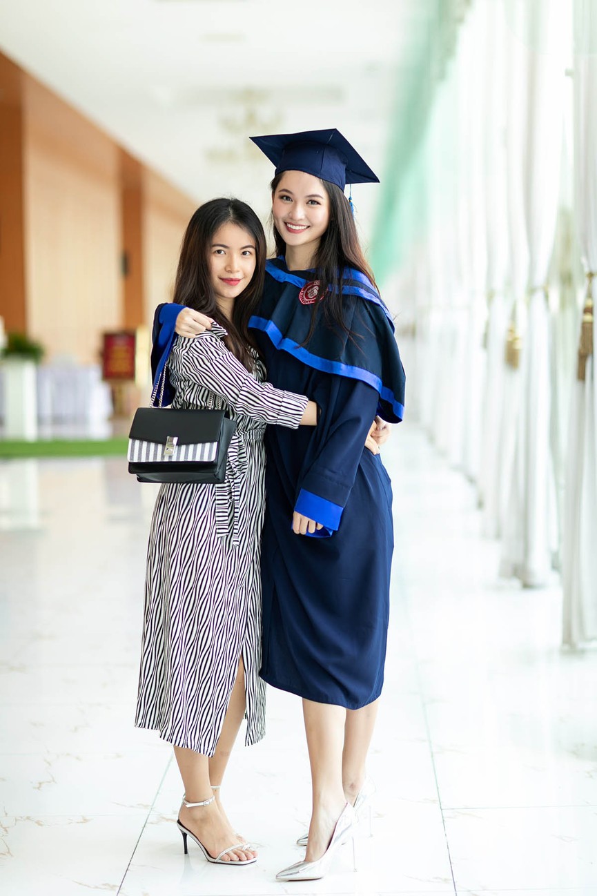 Á hậu Thuỳ Dung rạng rỡ bên bố mẹ trong ngày nhận bằng tốt nghiệp - ảnh 4