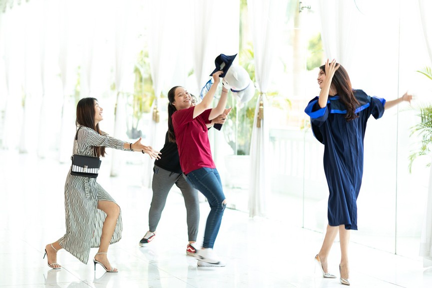 Á hậu Thuỳ Dung rạng rỡ bên bố mẹ trong ngày nhận bằng tốt nghiệp - ảnh 6