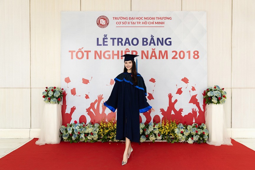 Á hậu Thuỳ Dung rạng rỡ bên bố mẹ trong ngày nhận bằng tốt nghiệp - ảnh 7
