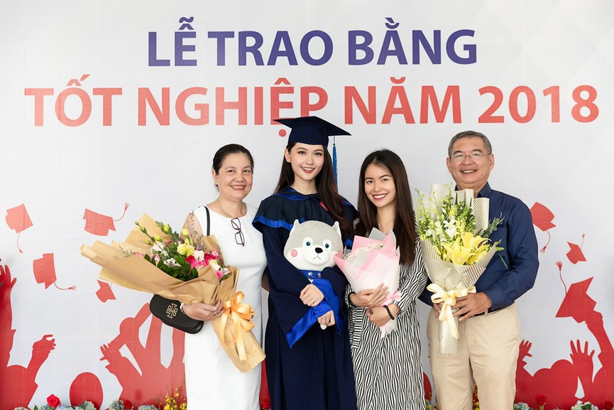 Á hậu Thuỳ Dung rạng rỡ bên bố mẹ trong ngày nhận bằng tốt nghiệp - ảnh 8