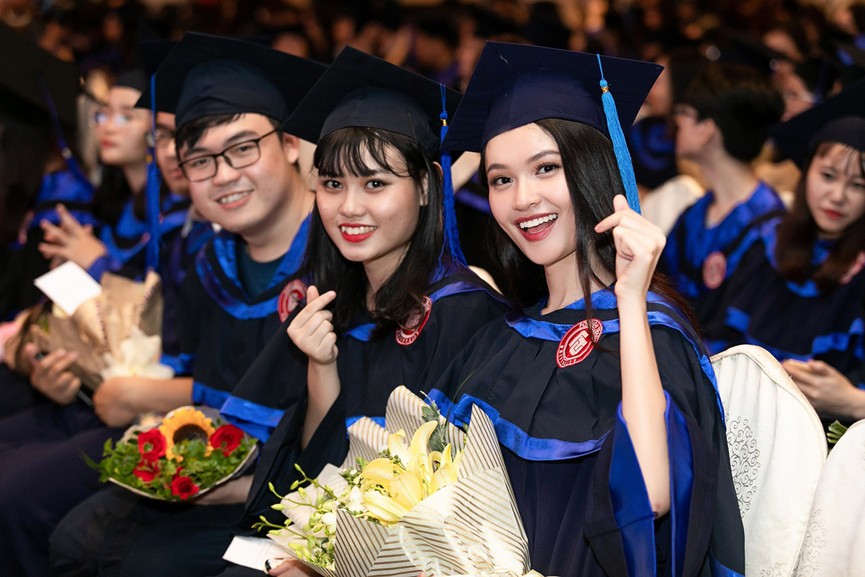 Á hậu Thuỳ Dung rạng rỡ bên bố mẹ trong ngày nhận bằng tốt nghiệp - ảnh 9