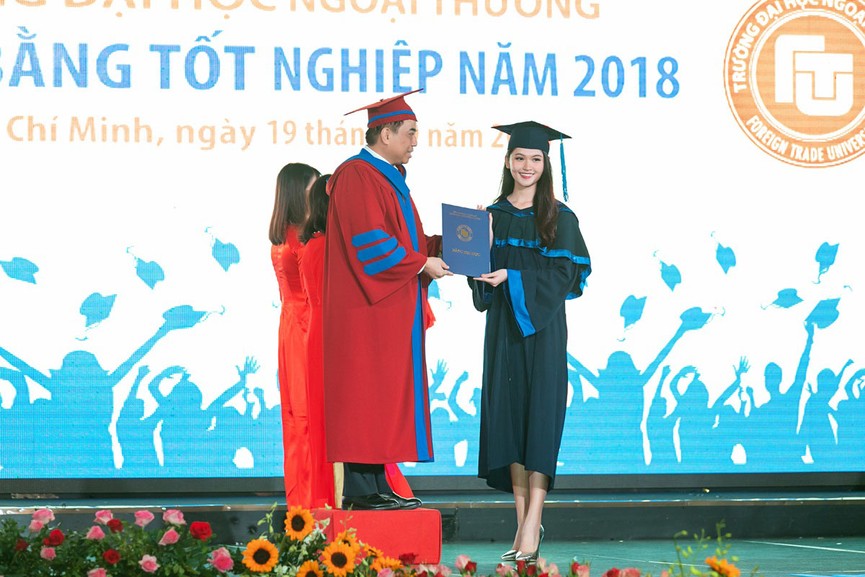 Á hậu Thuỳ Dung rạng rỡ bên bố mẹ trong ngày nhận bằng tốt nghiệp - ảnh 10