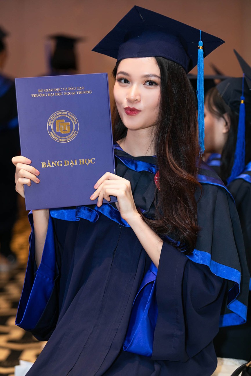 Á hậu Thuỳ Dung rạng rỡ bên bố mẹ trong ngày nhận bằng tốt nghiệp - ảnh 11