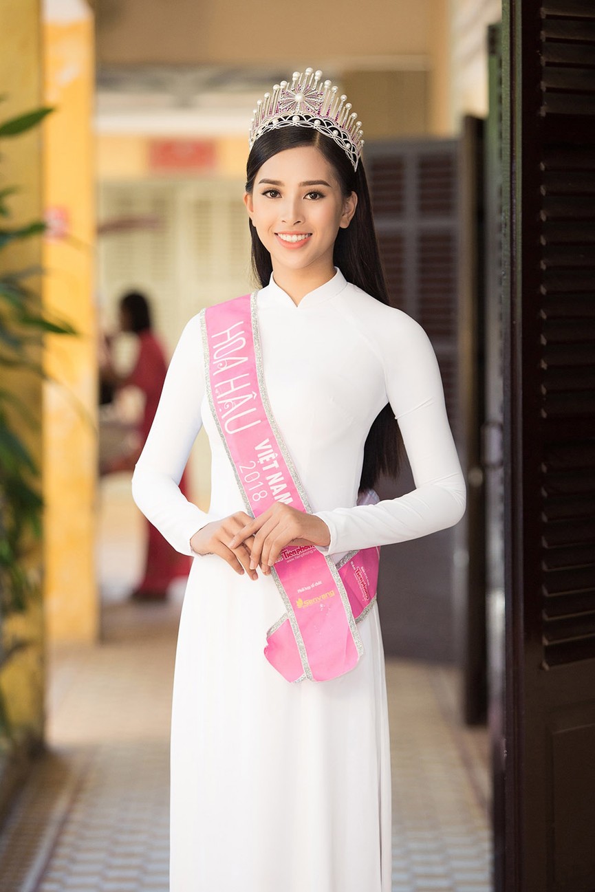 Hoa hậu Tiểu Vy đẹp hút hồn với áo dài trắng khi về thăm trường cũ - ảnh 1