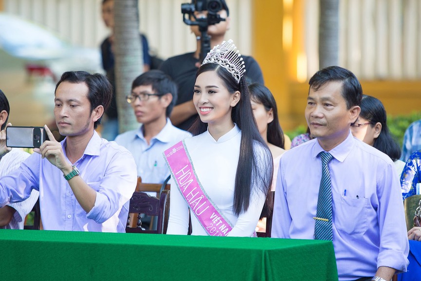 Hoa hậu Tiểu Vy đẹp hút hồn với áo dài trắng khi về thăm trường cũ - ảnh 3