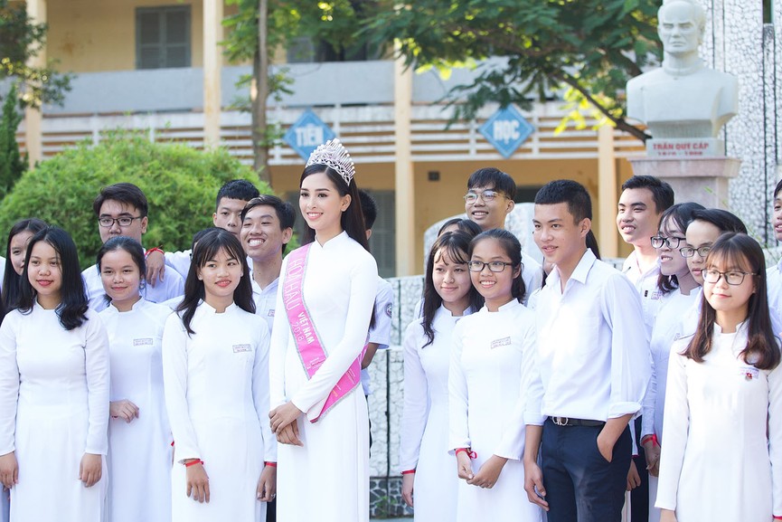 Hoa hậu Tiểu Vy đẹp hút hồn với áo dài trắng khi về thăm trường cũ - ảnh 11