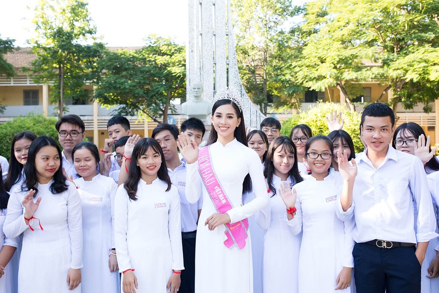 Hoa hậu Tiểu Vy đẹp hút hồn với áo dài trắng khi về thăm trường cũ - ảnh 12