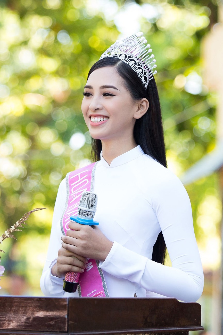 Hoa hậu Tiểu Vy đẹp hút hồn với áo dài trắng khi về thăm trường cũ - ảnh 4