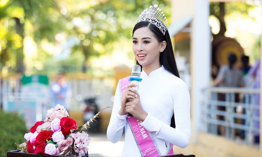 Hoa hậu Tiểu Vy đẹp hút hồn với áo dài trắng khi về thăm trường cũ - ảnh 5