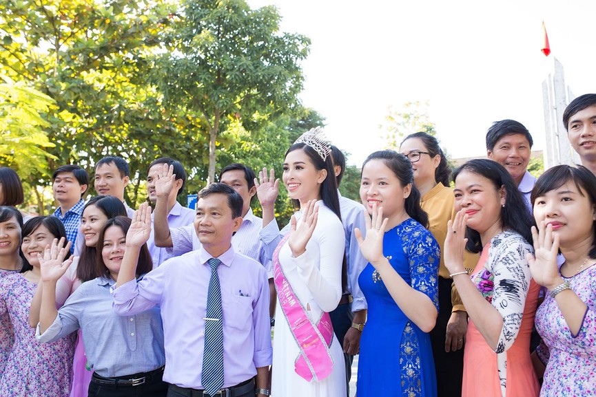 Hoa hậu Tiểu Vy đẹp hút hồn với áo dài trắng khi về thăm trường cũ - ảnh 6