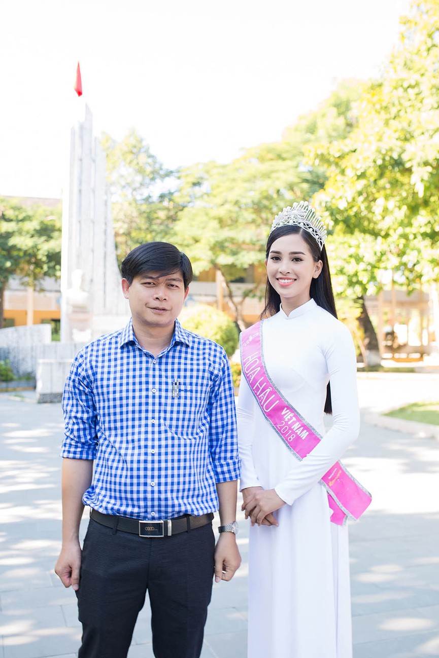 Hoa hậu Tiểu Vy đẹp hút hồn với áo dài trắng khi về thăm trường cũ - ảnh 7