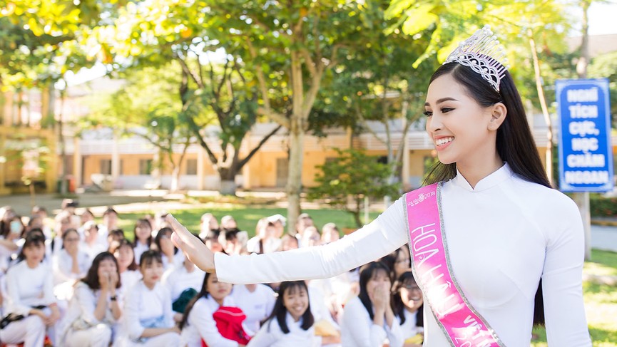 Hoa hậu Tiểu Vy đẹp hút hồn với áo dài trắng khi về thăm trường cũ - ảnh 8
