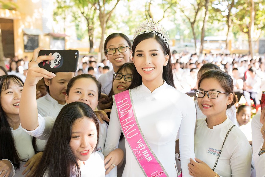 Hoa hậu Tiểu Vy đẹp hút hồn với áo dài trắng khi về thăm trường cũ - ảnh 9
