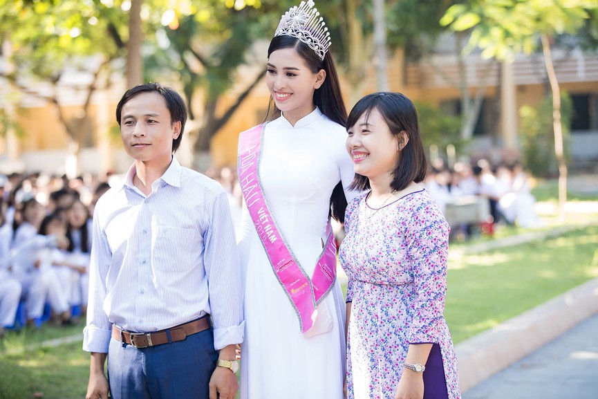 Hoa hậu Tiểu Vy đẹp hút hồn với áo dài trắng khi về thăm trường cũ - ảnh 10