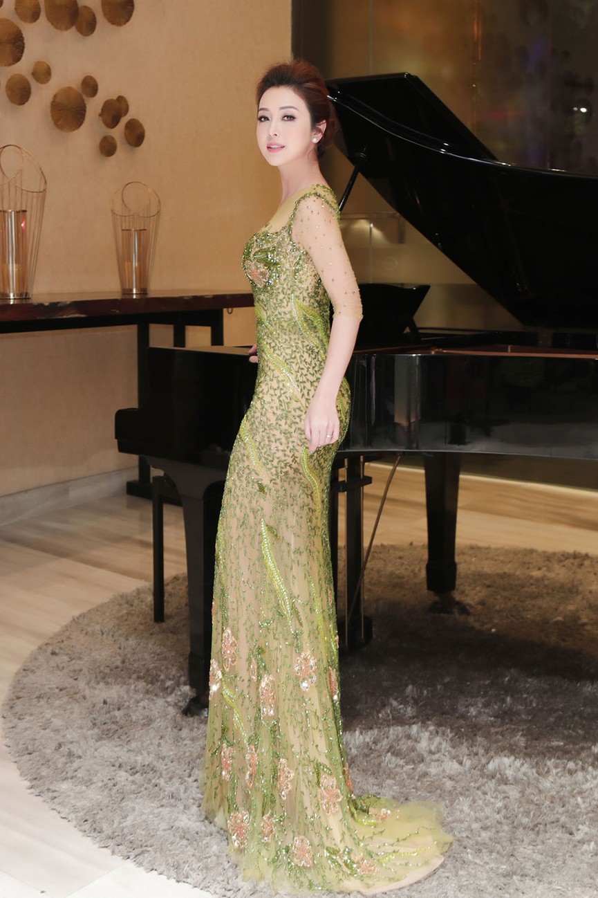 Jennifer Phạm mặc xuyên thấu, tình tứ cùng ông xã doanh nhân ở event - ảnh 3