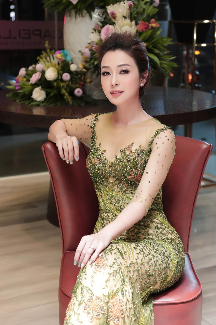 Jennifer Phạm mặc xuyên thấu, tình tứ cùng ông xã doanh nhân ở event - ảnh 5