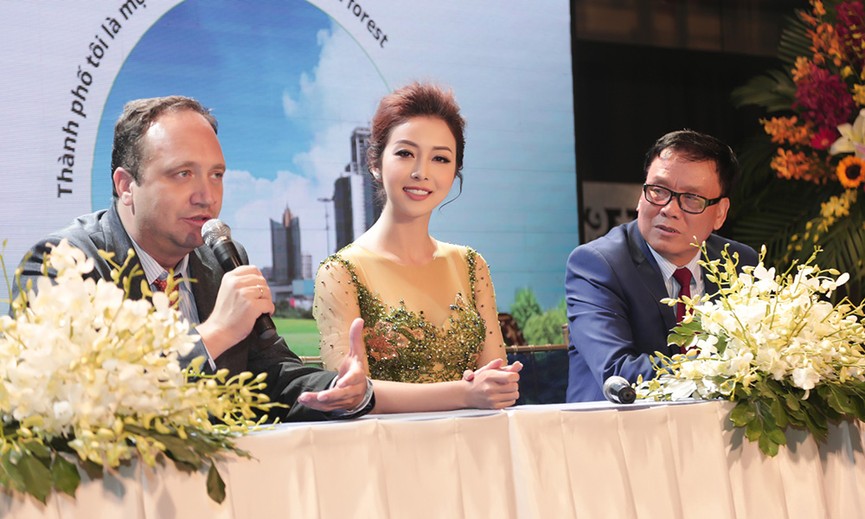Jennifer Phạm mặc xuyên thấu, tình tứ cùng ông xã doanh nhân ở event - ảnh 6