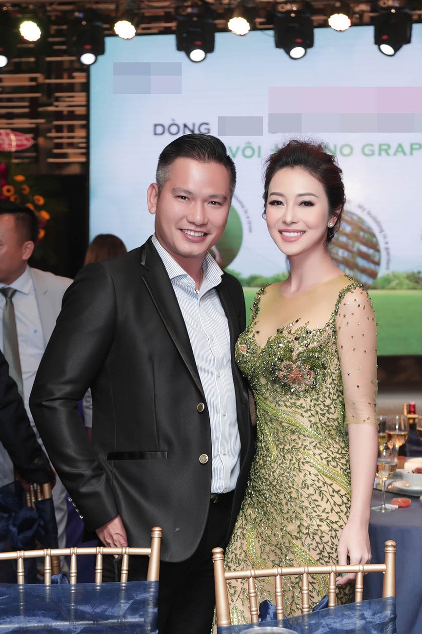 Jennifer Phạm mặc xuyên thấu, tình tứ cùng ông xã doanh nhân ở event - ảnh 7