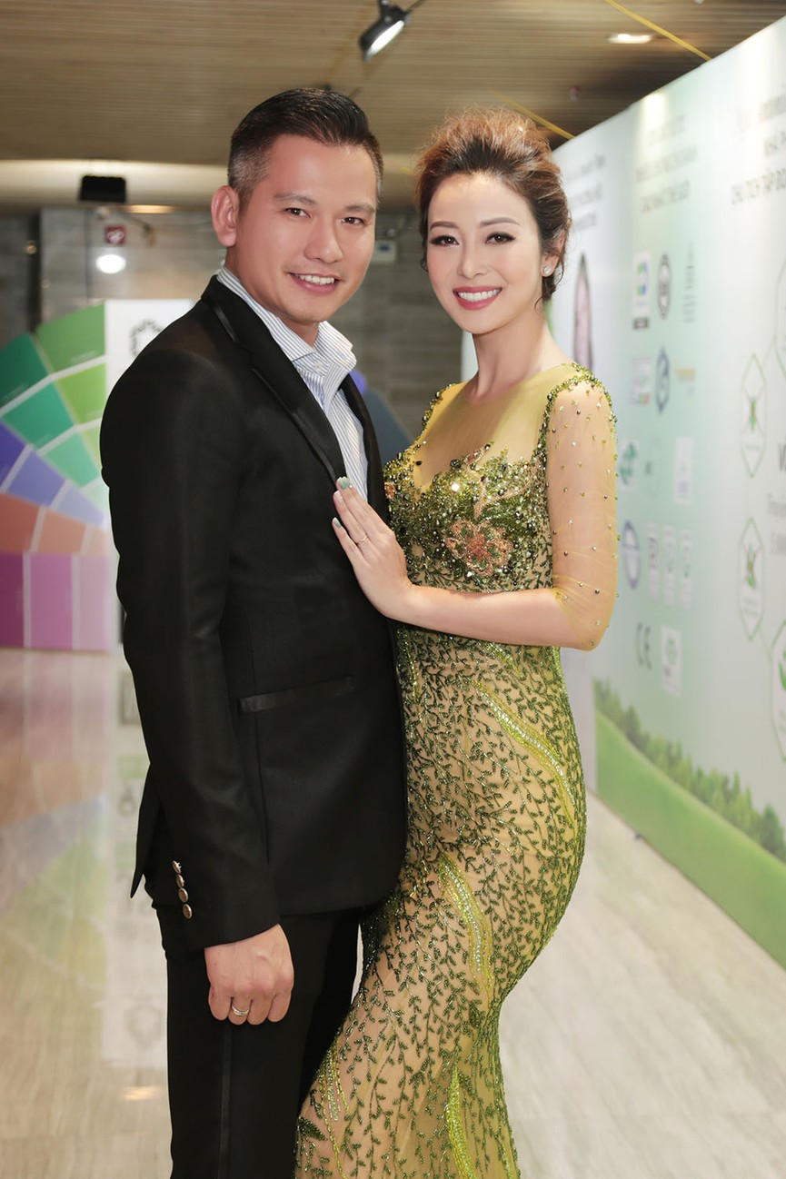 Jennifer Phạm mặc xuyên thấu, tình tứ cùng ông xã doanh nhân ở event - ảnh 9