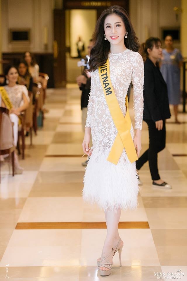 Phương Nga đầm lông vũ lộng lẫy dự phần thi phỏng vấn ở Miss Grand - ảnh 1