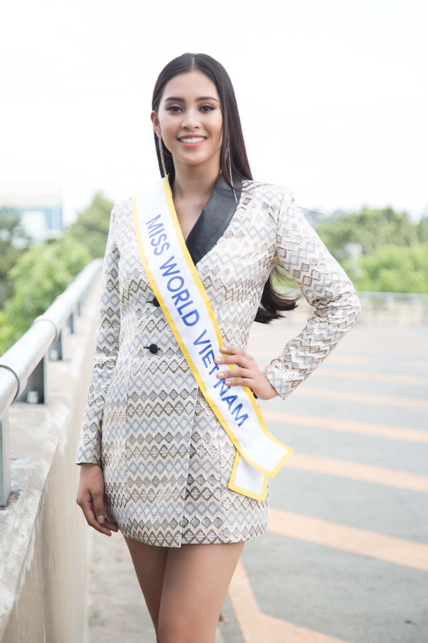Lên đường thi Miss World, Tiểu Vy ghi điểm với gu thời trang quyến rũ - ảnh 9