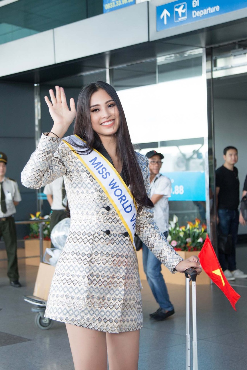 Lên đường thi Miss World, Tiểu Vy ghi điểm với gu thời trang quyến rũ - ảnh 2