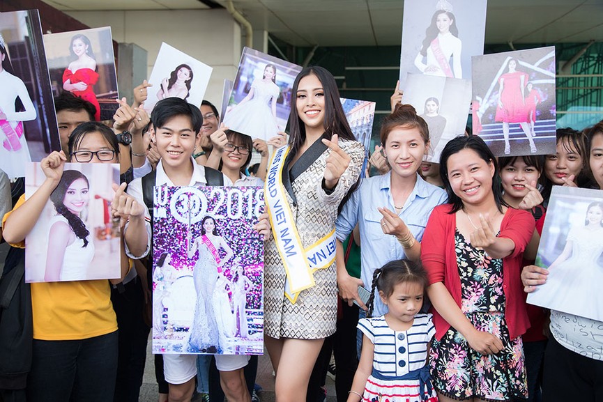 Lên đường thi Miss World, Tiểu Vy ghi điểm với gu thời trang quyến rũ - ảnh 11
