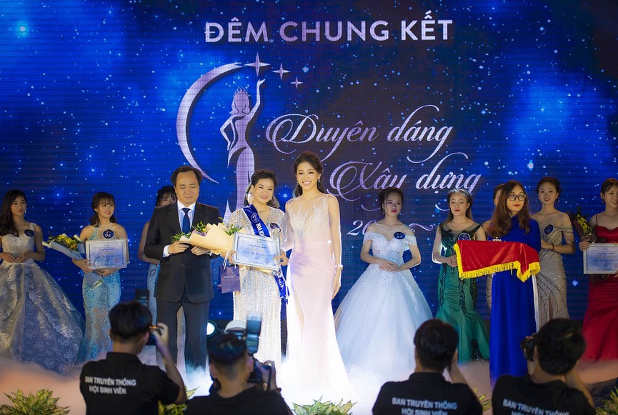 Á hậu Phương Nga khoe chân dài nõn nà với váy xuyên thấu - ảnh 10