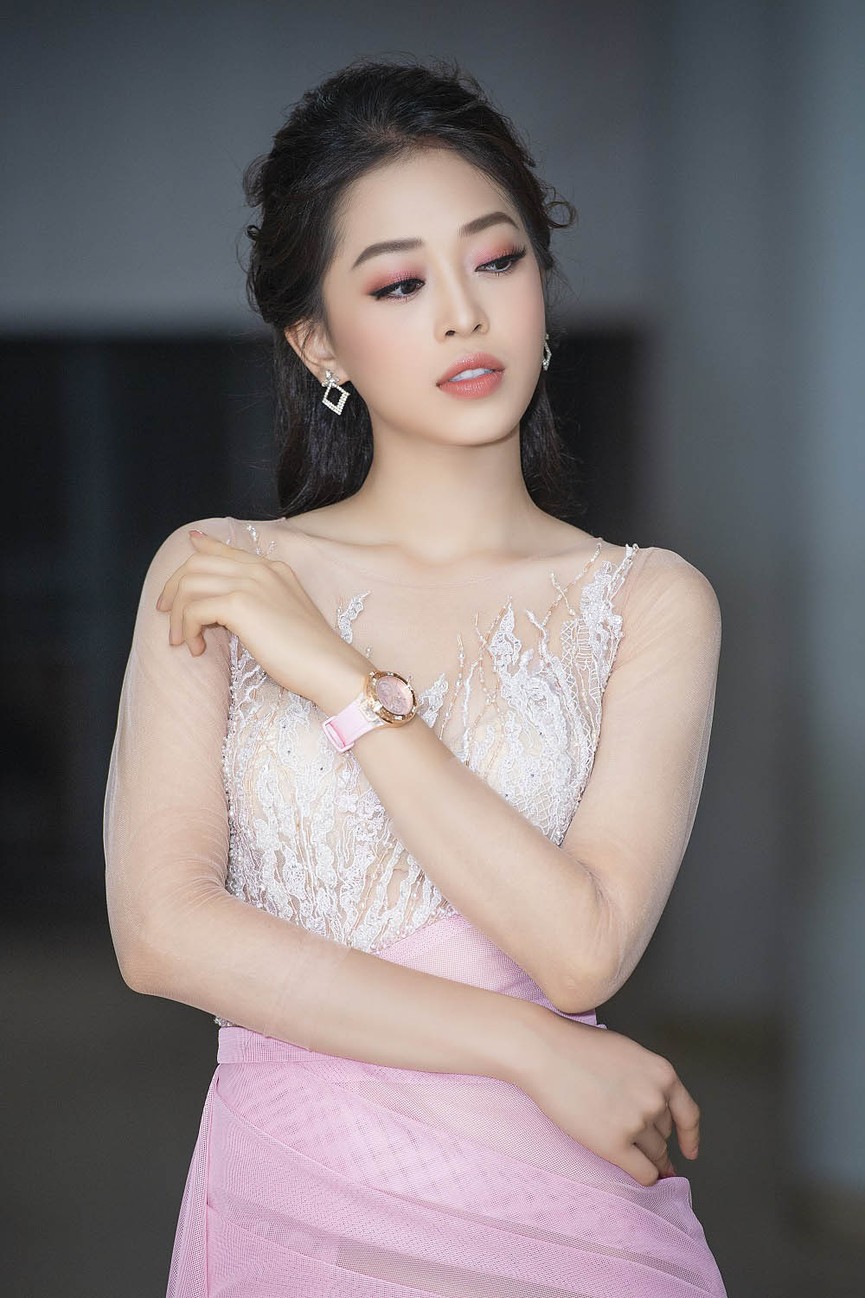 Á hậu Phương Nga khoe chân dài nõn nà với váy xuyên thấu - ảnh 5