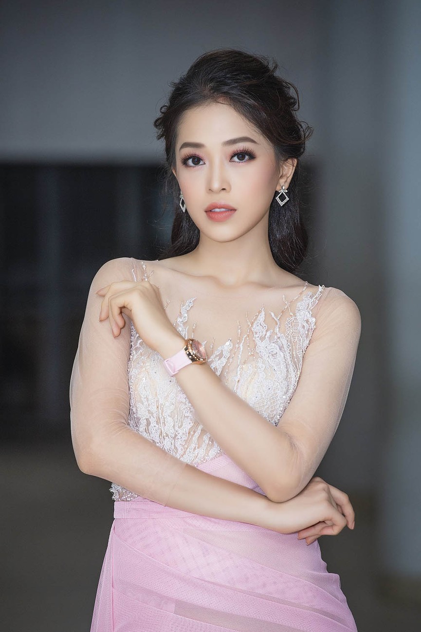 Á hậu Phương Nga khoe chân dài nõn nà với váy xuyên thấu - ảnh 4
