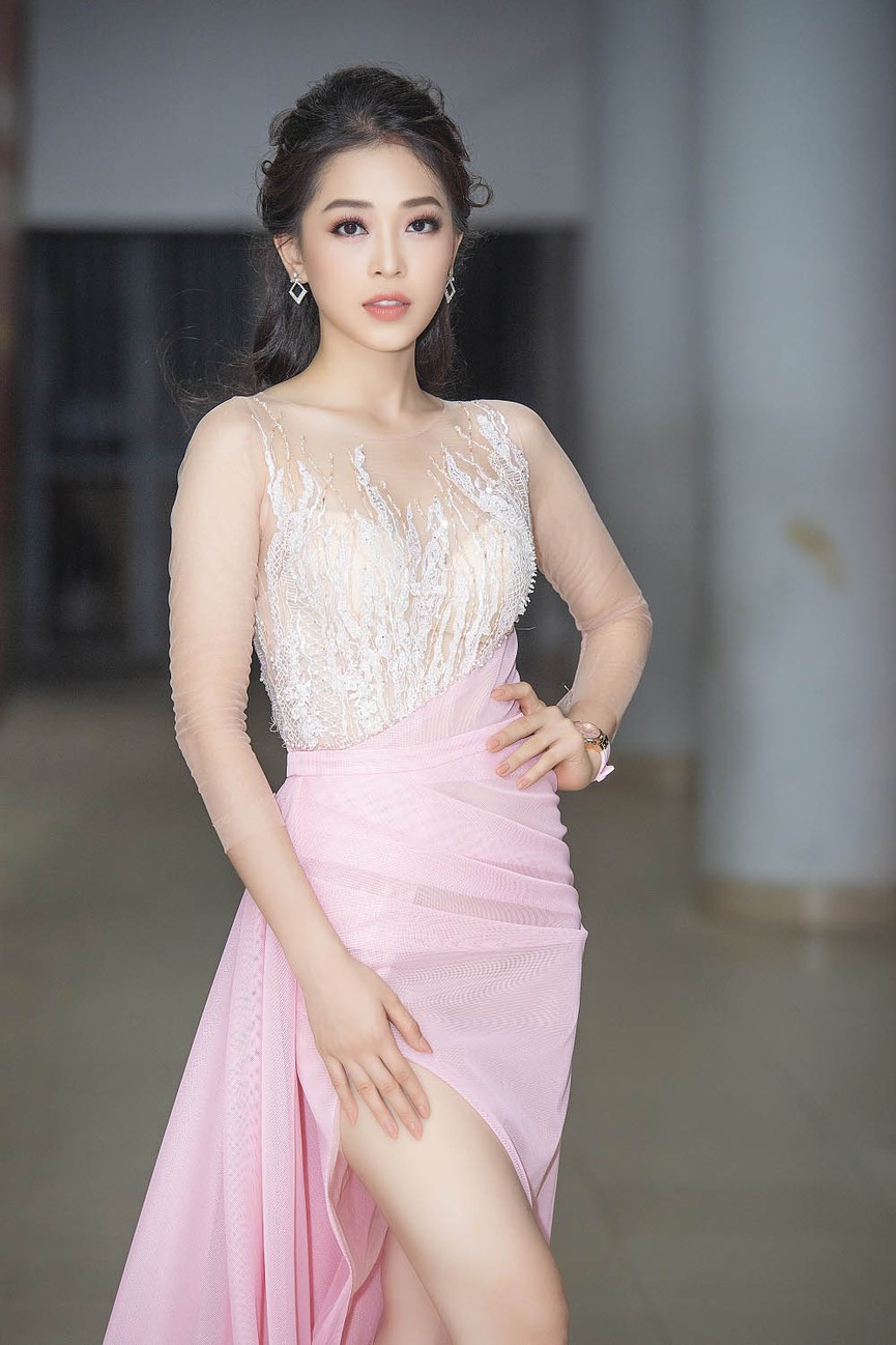 Á hậu Phương Nga khoe chân dài nõn nà với váy xuyên thấu - ảnh 2