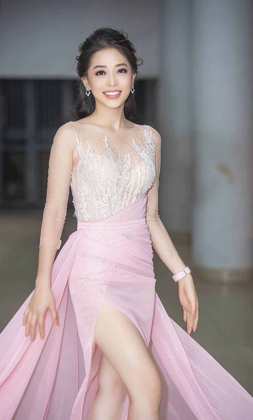 Á hậu Phương Nga khoe chân dài nõn nà với váy xuyên thấu - ảnh 3