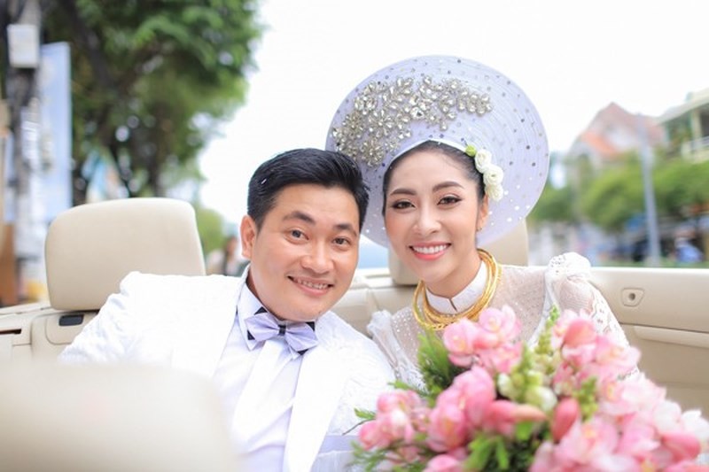Hoa hậu đại dương Thu Thảo 'theo chồng về dinh' sau khi bão số 9 tan - ảnh 3