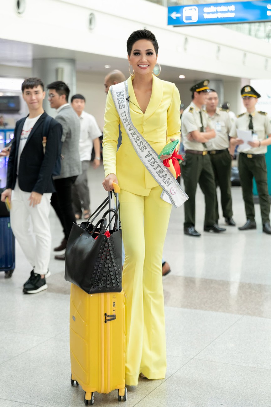 H'Hen Niê gây náo loạn sân bay trước giờ đi Thái thi Miss Universe - ảnh 1