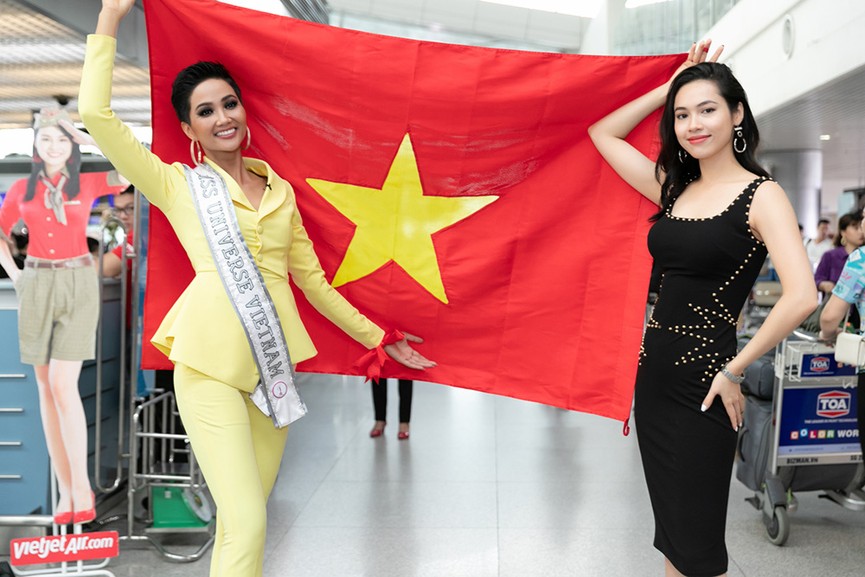 H'Hen Niê gây náo loạn sân bay trước giờ đi Thái thi Miss Universe - ảnh 6