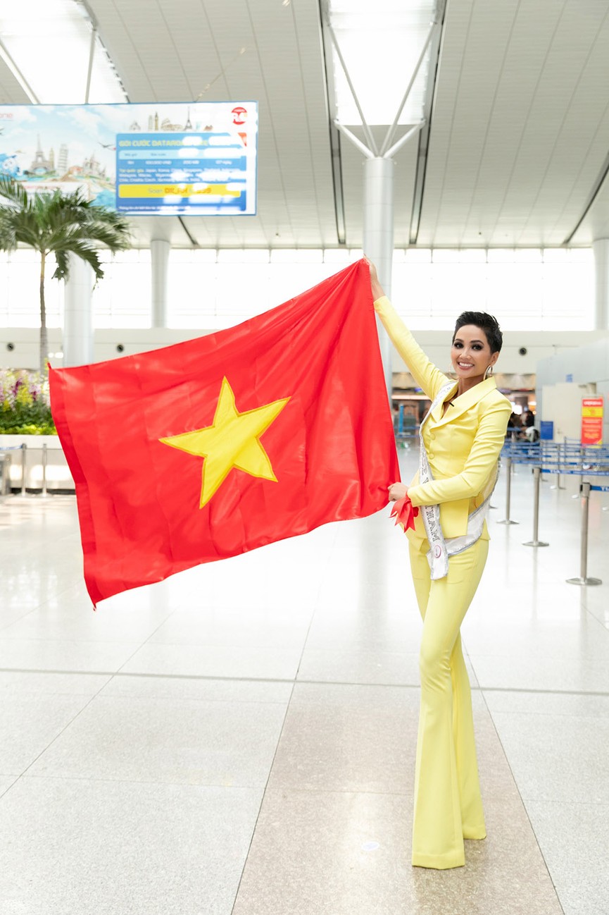 H'Hen Niê gây náo loạn sân bay trước giờ đi Thái thi Miss Universe - ảnh 7
